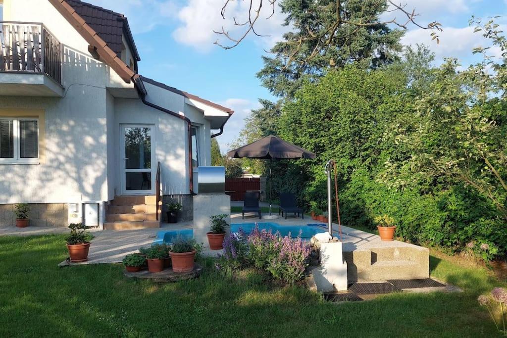 House, 5 Bedrooms-9 Beds - Holiday home Prague