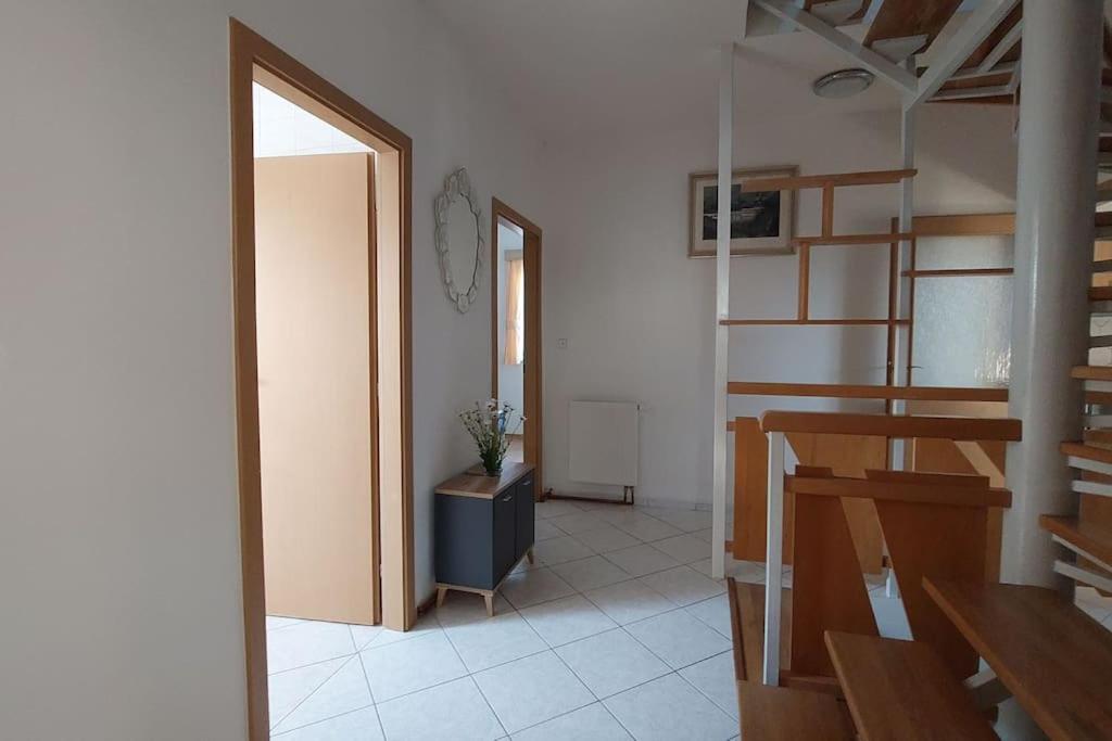 House, 5 Bedrooms-9 Beds - Holiday home Prague