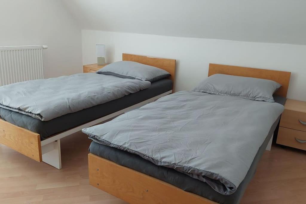 House, 5 Bedrooms-9 Beds - *