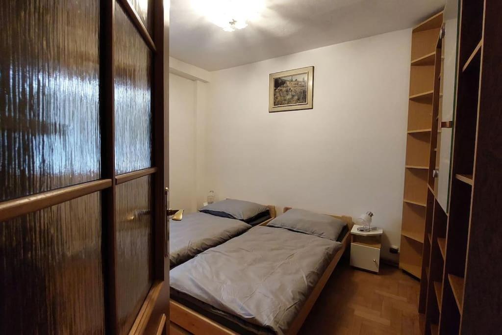 House, 5 Bedrooms-9 Beds - *