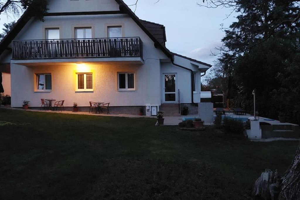 House, 5 Bedrooms-9 Beds - *