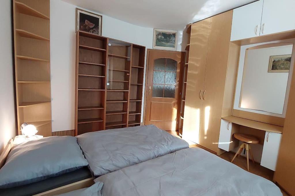 House, 5 Bedrooms-9 Beds - *