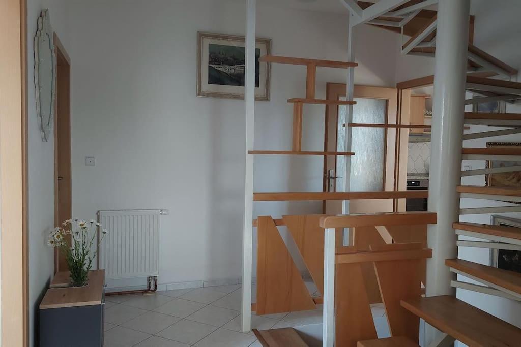 House, 5 Bedrooms-9 Beds - *