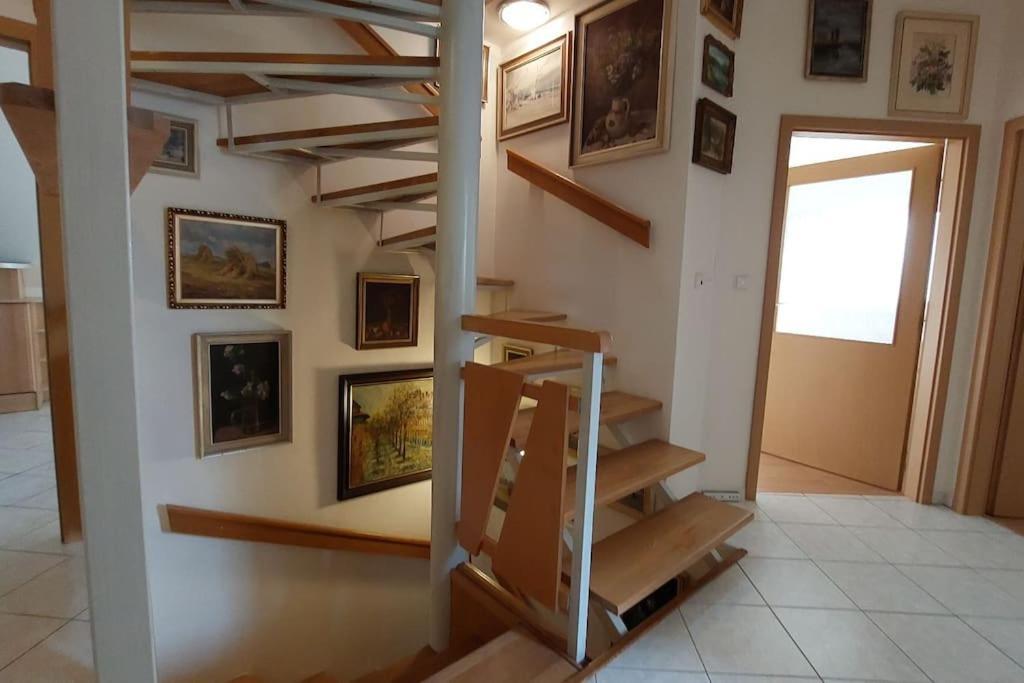 House, 5 Bedrooms-9 Beds -