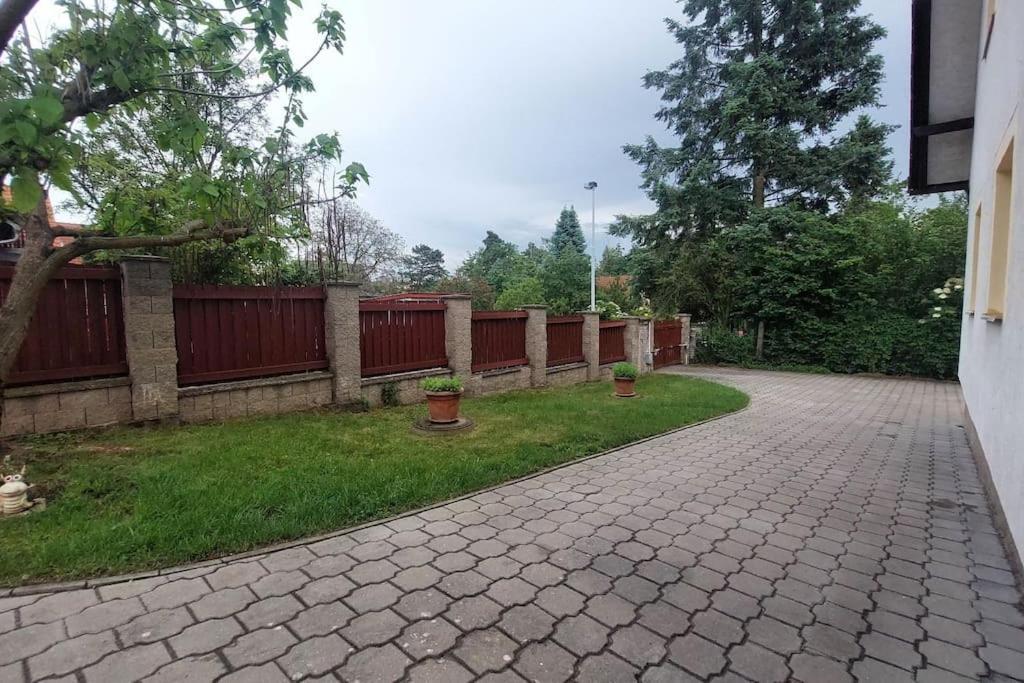 House, 5 Bedrooms-9 Beds -