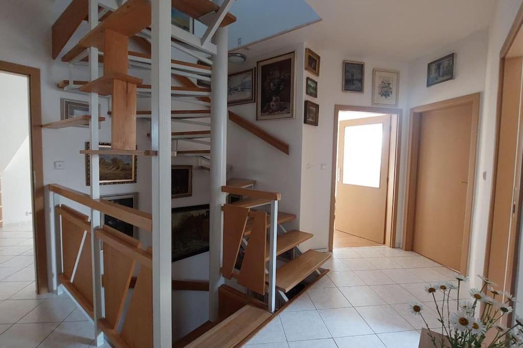 House, 5 Bedrooms-9 Beds - * Prague